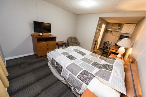 one_queen_bed_2
